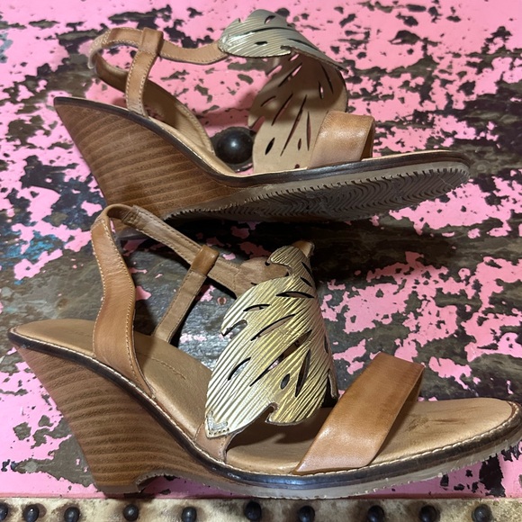 TOMMY BAHAMA Gold leaf leather wedge sandal sz 9 - Picture 2 of 11